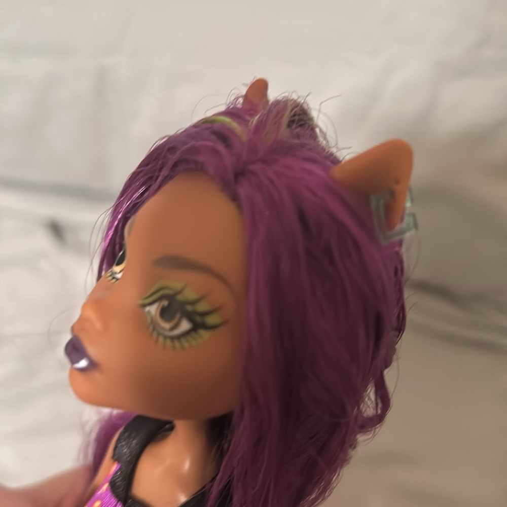 Clawdeen Wolf G1 Purple Hair Doll - Picture 4 of 6
